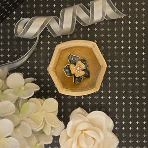 NWOT gold tone Slate Blue Enamel Flower Brooch with Pearl Embellishments